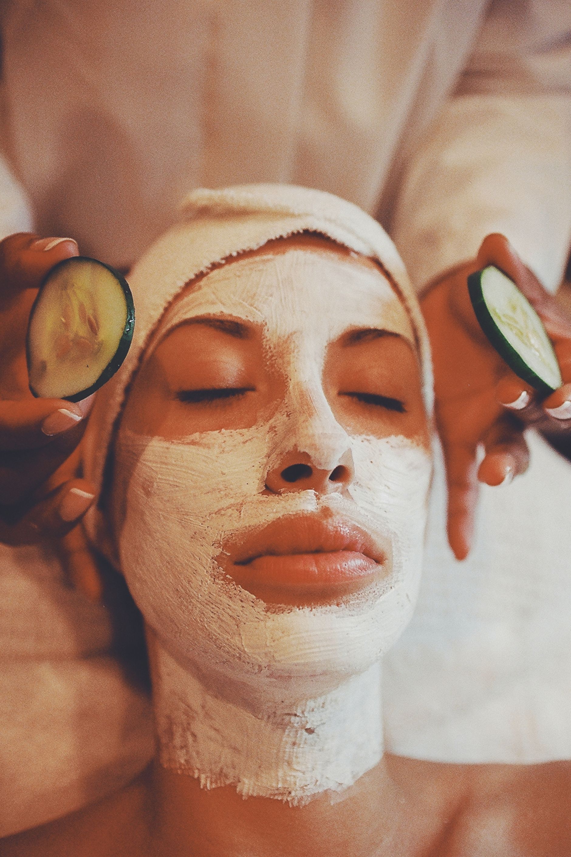 Relaxing facial with a face mask