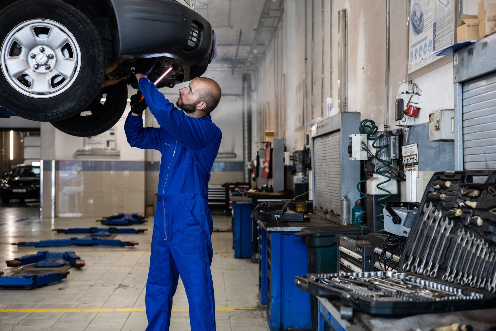 Inspecting a raised car